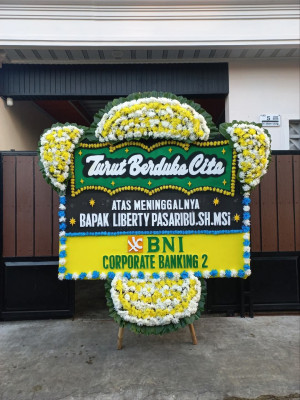 Papan Bunga Duka di Panggung Rawi
