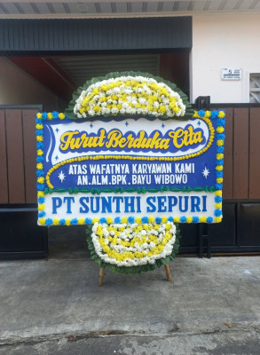 Papan Bunga Duka di Panggung Rawi