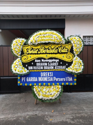 Papan Bunga Duka di Panggung Rawi